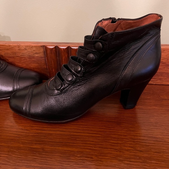 RE-MIX Classic Vintage Footwear Cassie Leather Button Front Ankle Boots size 9 - Picture 6 of 6